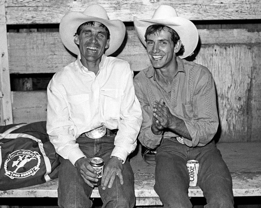 $!John Growner, a la derecha, y Lane Frost, a la izquierda, riendo juntos en Redding, California.