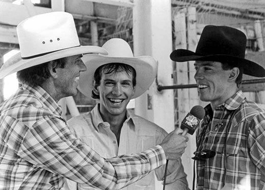 $!George Michael entrevistando a Lane Frost y Tuff Hedeman en Cheyenne en 1989.