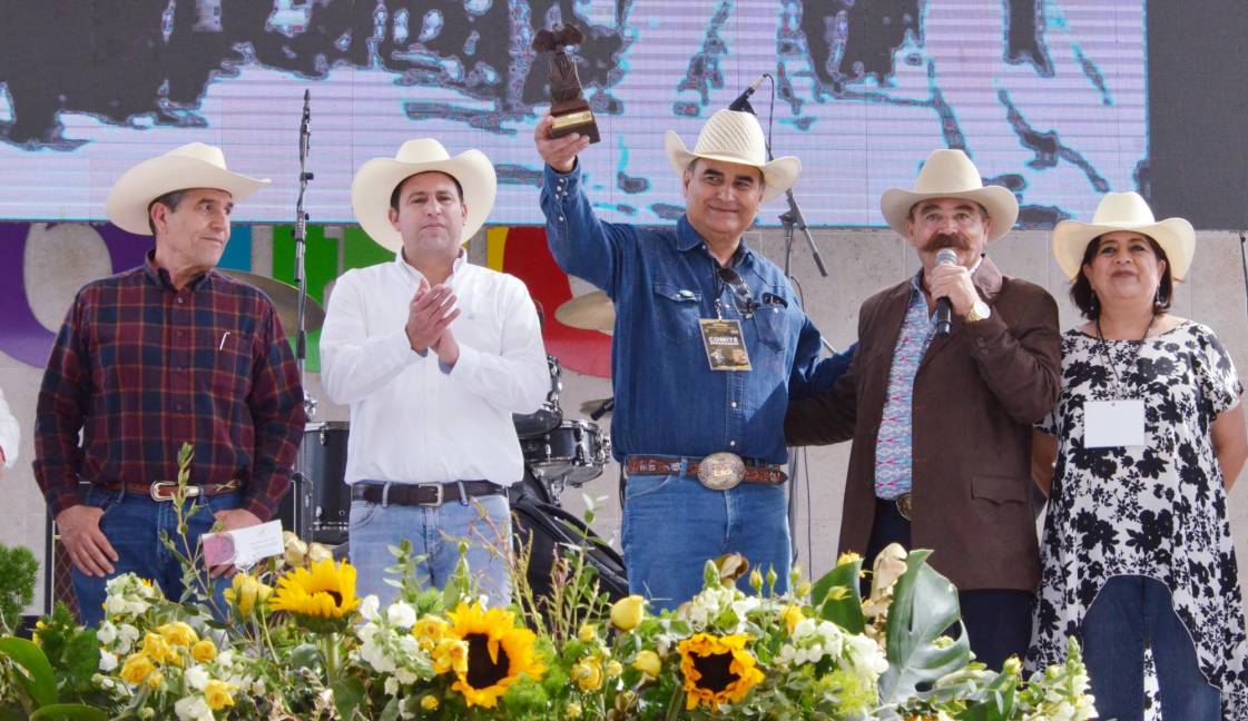 $!Manolo Jiménez, Javier Díaz, Armando Aguirre, Antonio Aguirre y Bertha Ochoa. Contribución al Desarrollo del Rodeo.