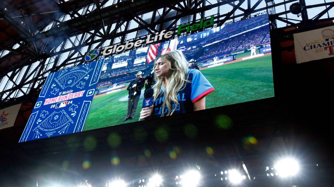 ¿Quién es Ingrid Andress? La cantante de country que cantó borracha en el Globe Life Field de Arlington, Texas