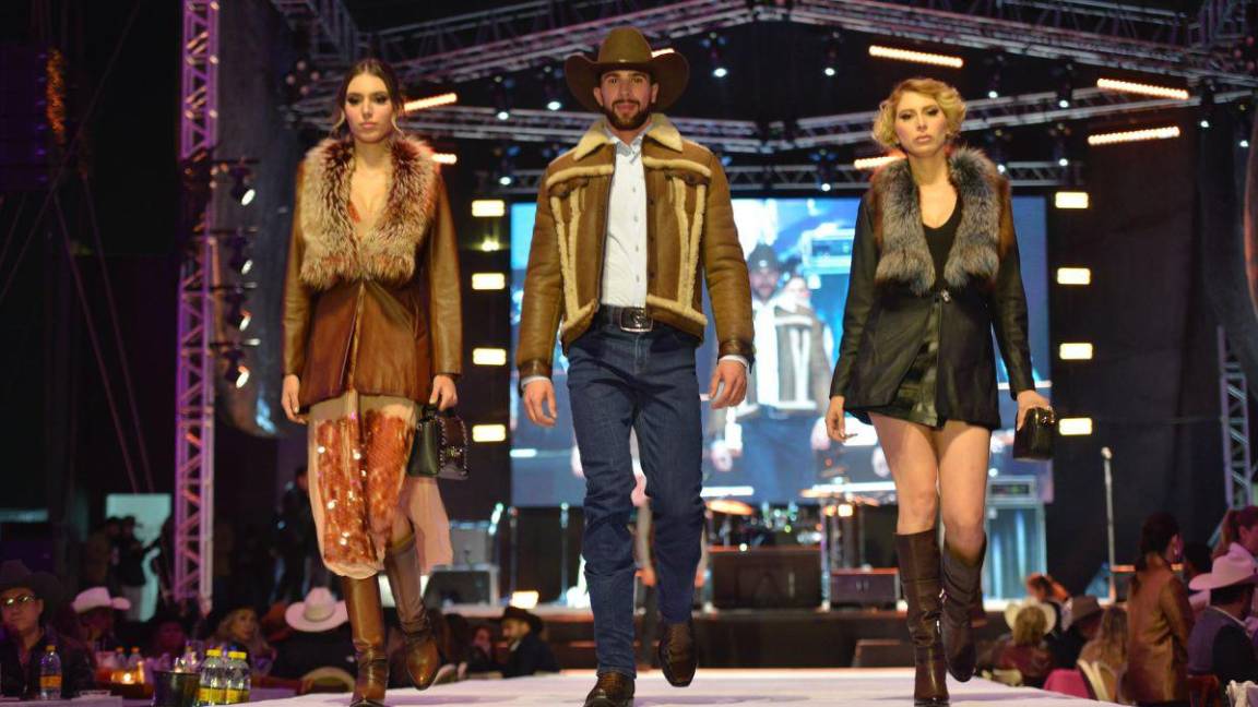 Con sólida colaboración entre Cuadra y Roberto Cavalli la pasarela del Rodeo Saltillo Expogan &amp; Fest conquista con moda otoñal