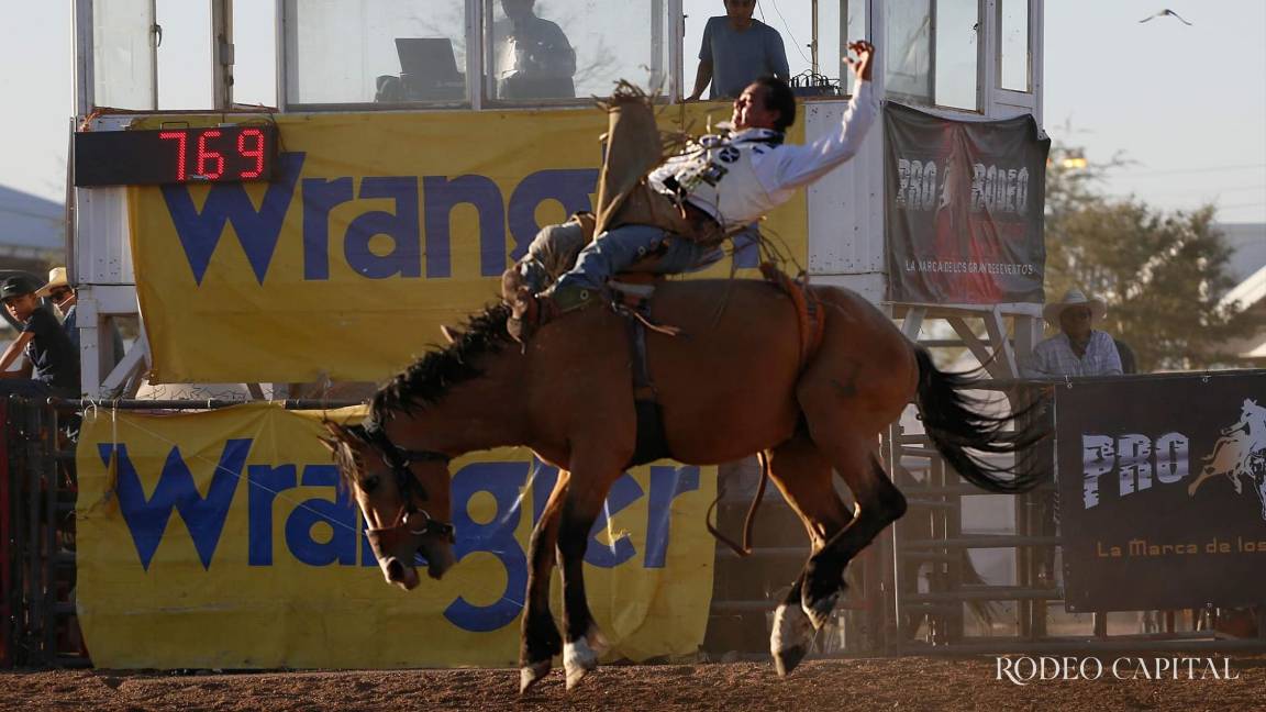 El Rodeo mexicano está de luto: fallece Oliver Flores, jinete de caballo con pretal