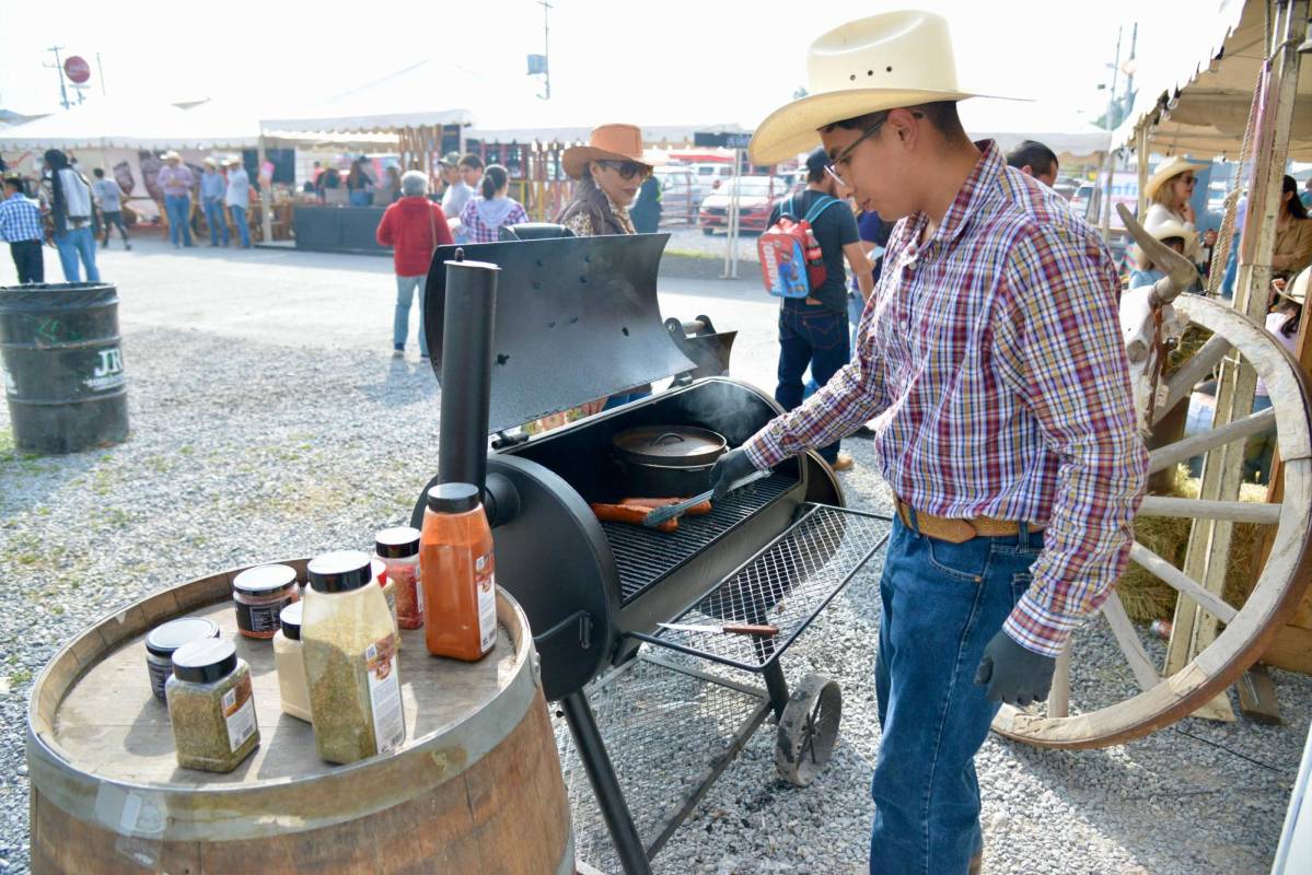 $!Como en todo evento norteño, el fuego y el asador se hicieron presentes.