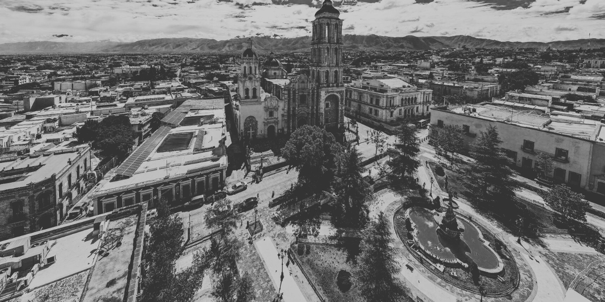 Archivo.- Fotografía aérea de la Catedral de Santiago, Plaza de Armas, Casino de Saltillo y calles aledañas.