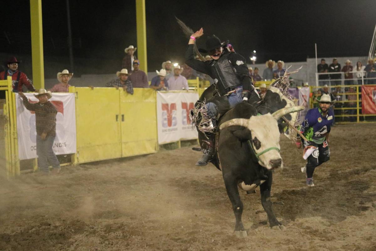 $!La monta de toro es el evento de más espectáculo en los circuitos de rodeo.