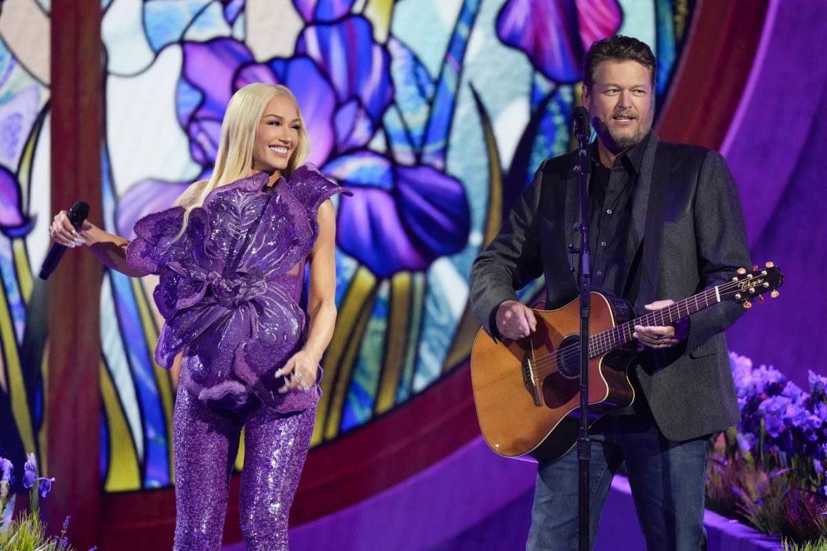$!Gwen Stefani, izquierda, y Blake Shelton interpretan “Purple Irises” durante la 59ª edición anual de los Academy of Country Music Awards.
