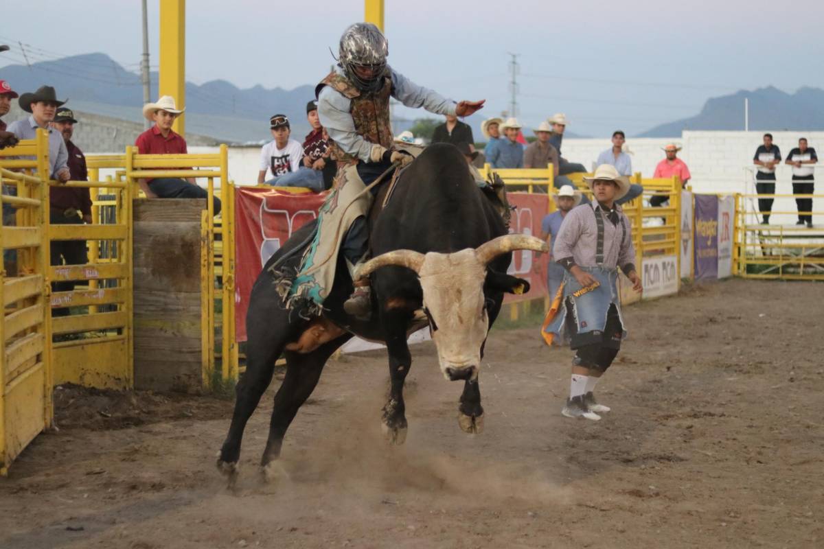 $!Los toros de la ganadería La Herradura se mostraron como un importante rival para los jinetes.