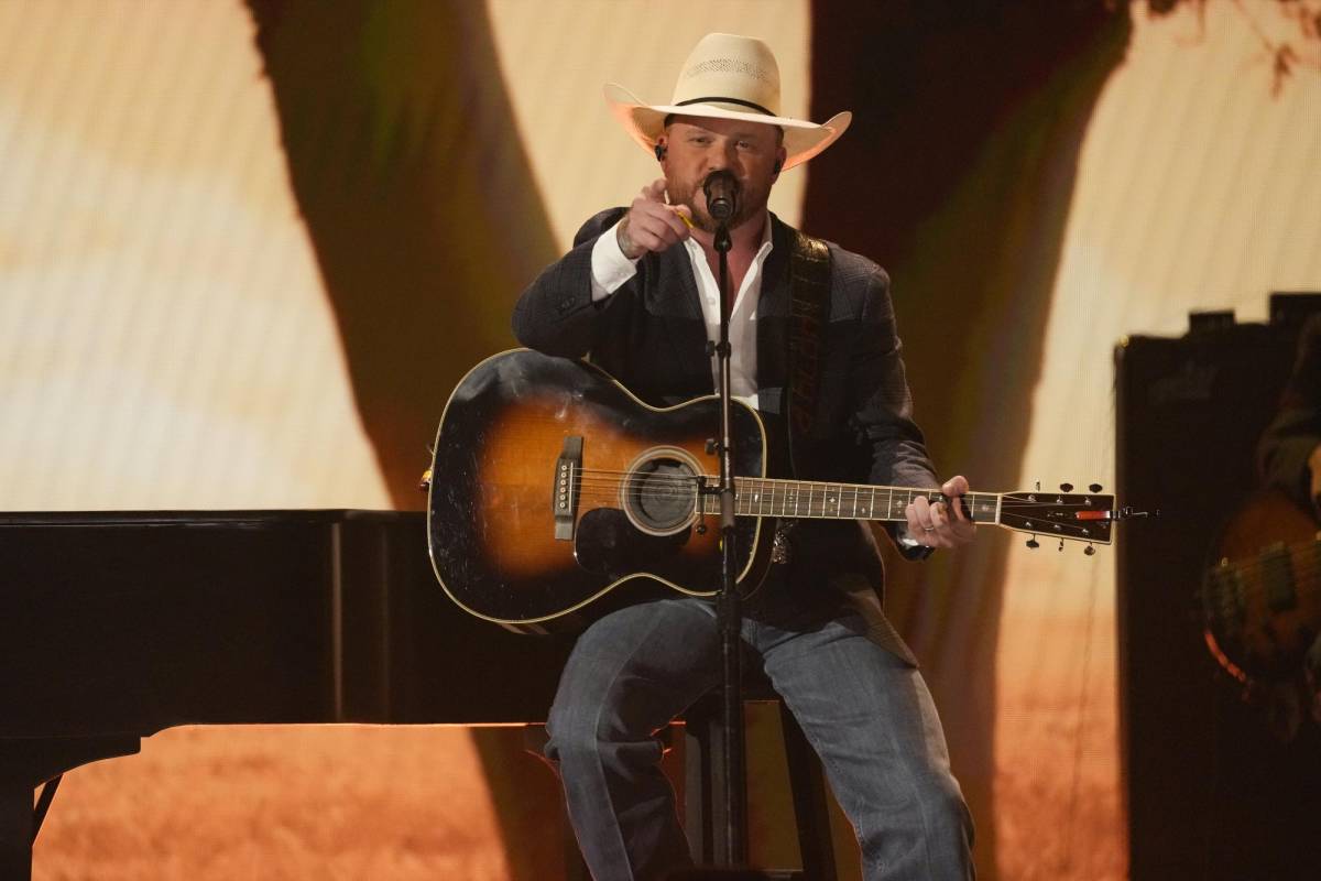 $!Cody Johnson interpreta “Dirt Cheap” durante la 59ª edición anual de los Academy of Country Music Awards.
