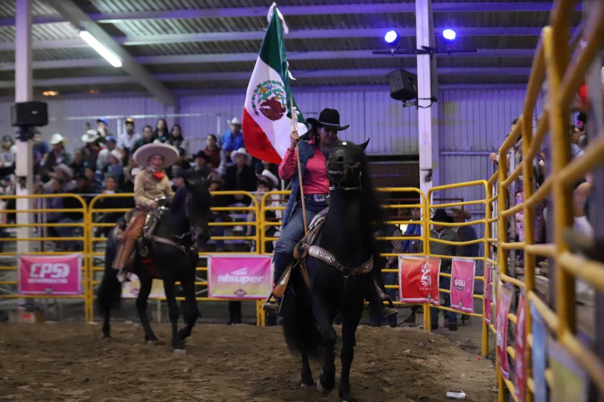 $!Con la bandera, se dio inicio al espectáculo.