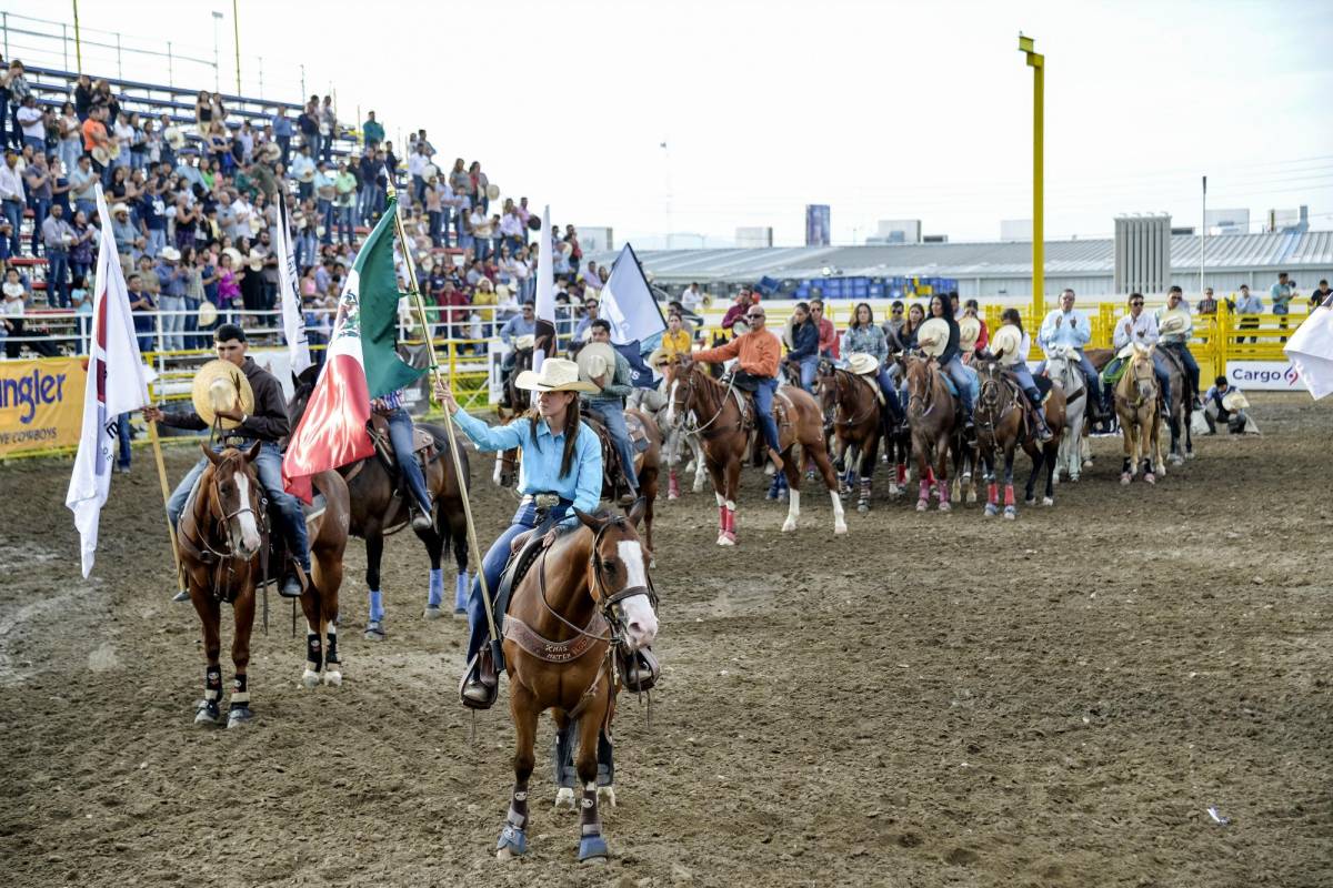 $!Los contingentes participantes desfilaron a caballo abanderados previo al evento y concluyó con estos el lábaro patrio.