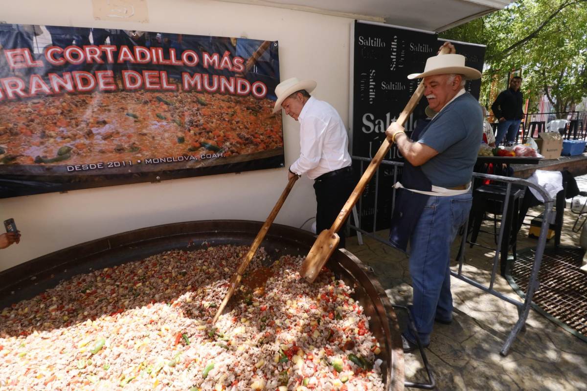 $!Decenas de personas tuvieron la oportunidad de degustar de los mejores platillos de la comida norestense en cuanto al cabrito se refiere.