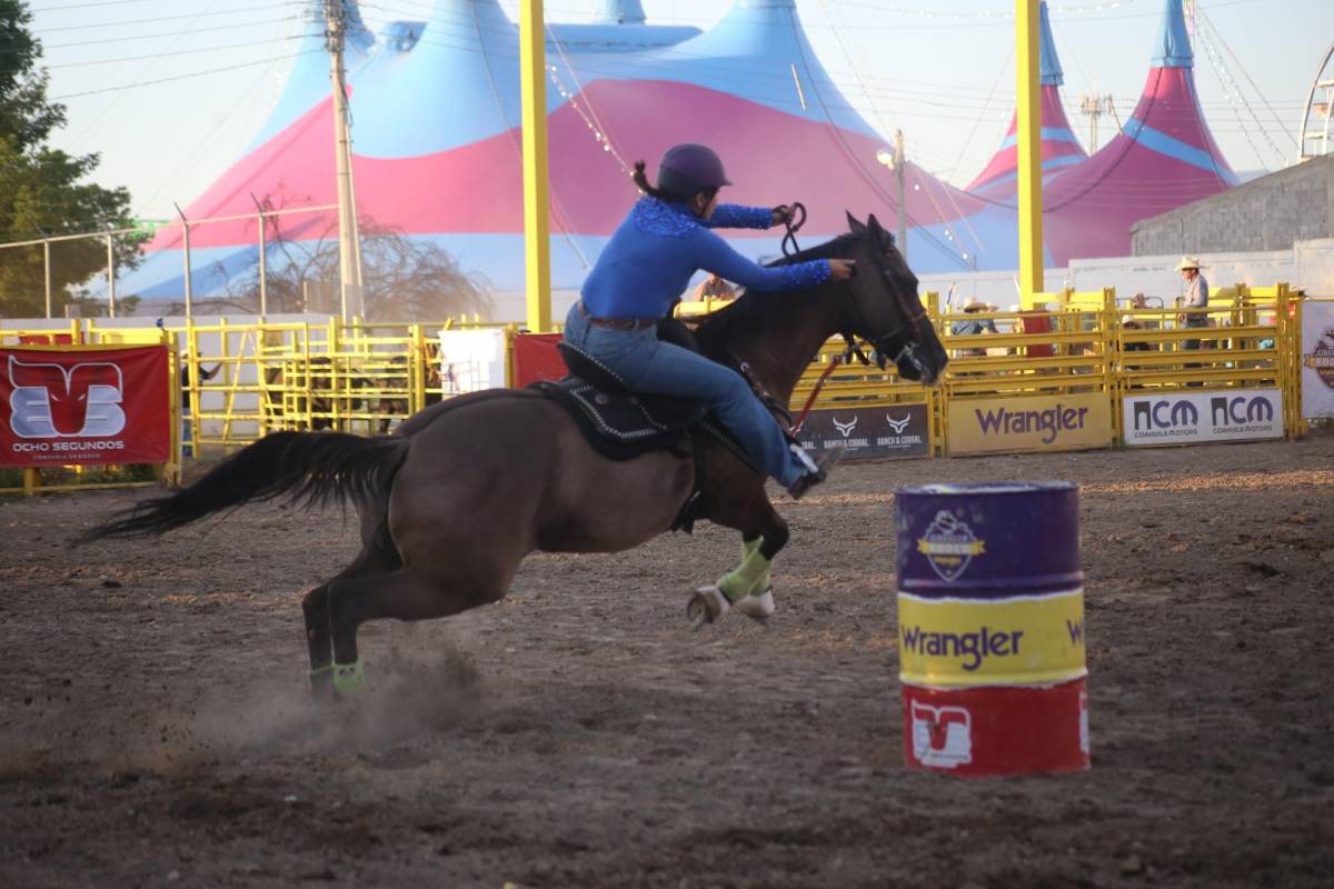 $!En la carrera de barriles participaron las mejores barrileras de la región.