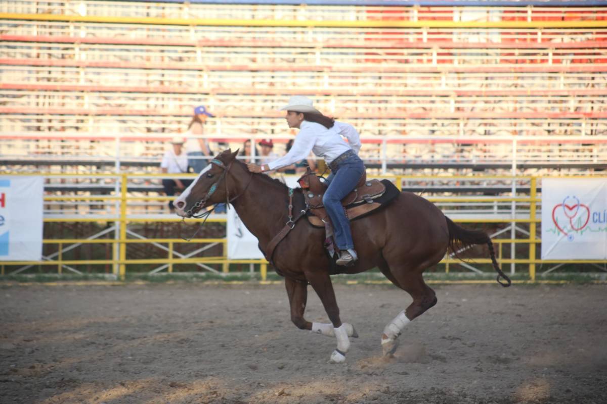 $!La carrera entre polos fue una de las disciplinas más aclamadas de la tarde.