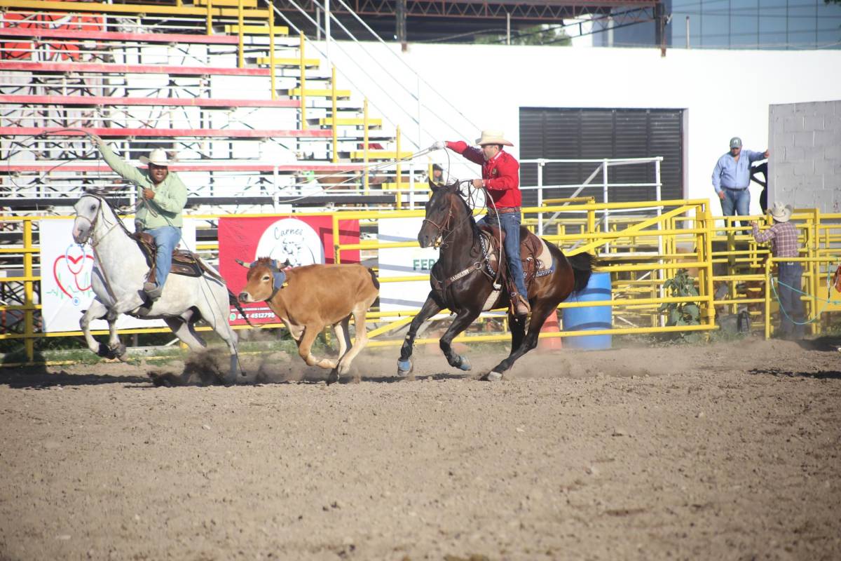 $!En lazo por parejas compitió el multicampeón estatal, Margil de la Garza.