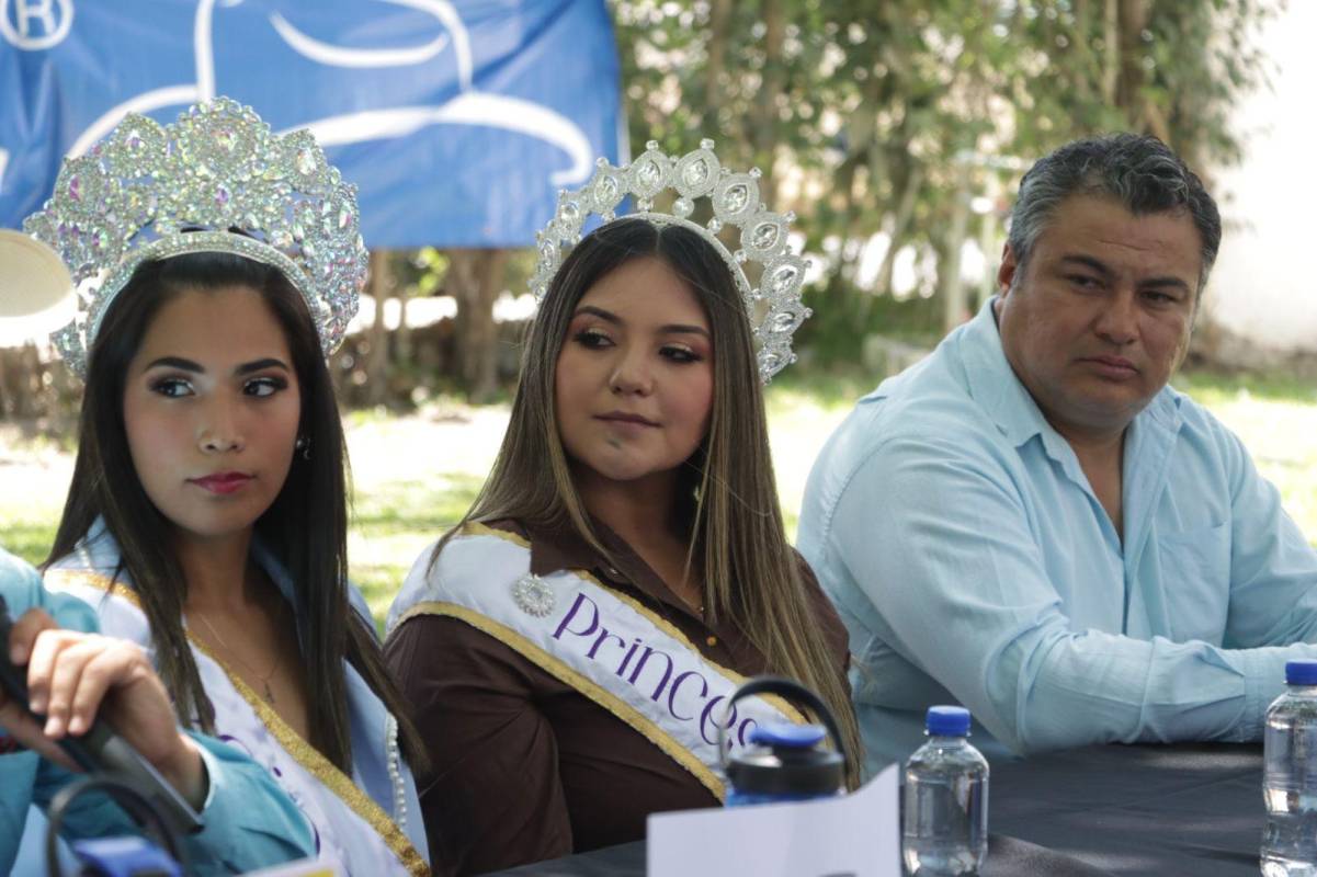 $!Arantxa Sánchez y Karla Guardiola, reina y princesa de la Feria de la Una y el Vino Parras 2023, respectivamente.