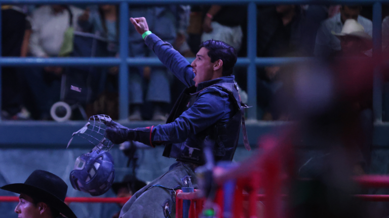 Edgar Salazar logró vencer a los dos toros que enfrentó en la Batalla Final del Rodeo del Desierto, Baker y Catbird.