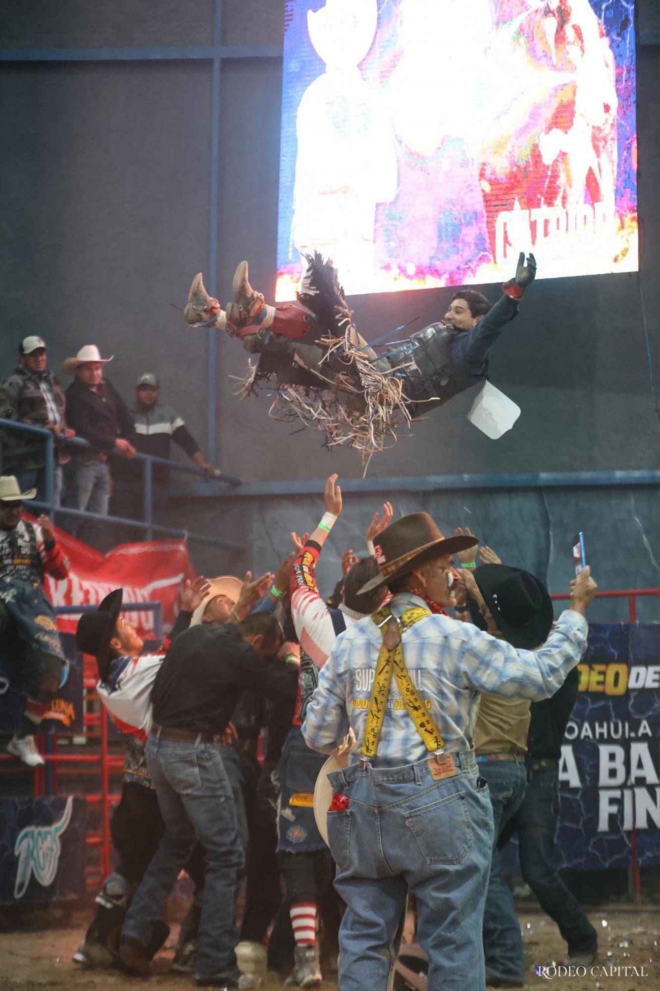 $!Rodeo del Desierto tiene campeón indiscutible: el regiomontano Edgar Salazar conquista a Catbird