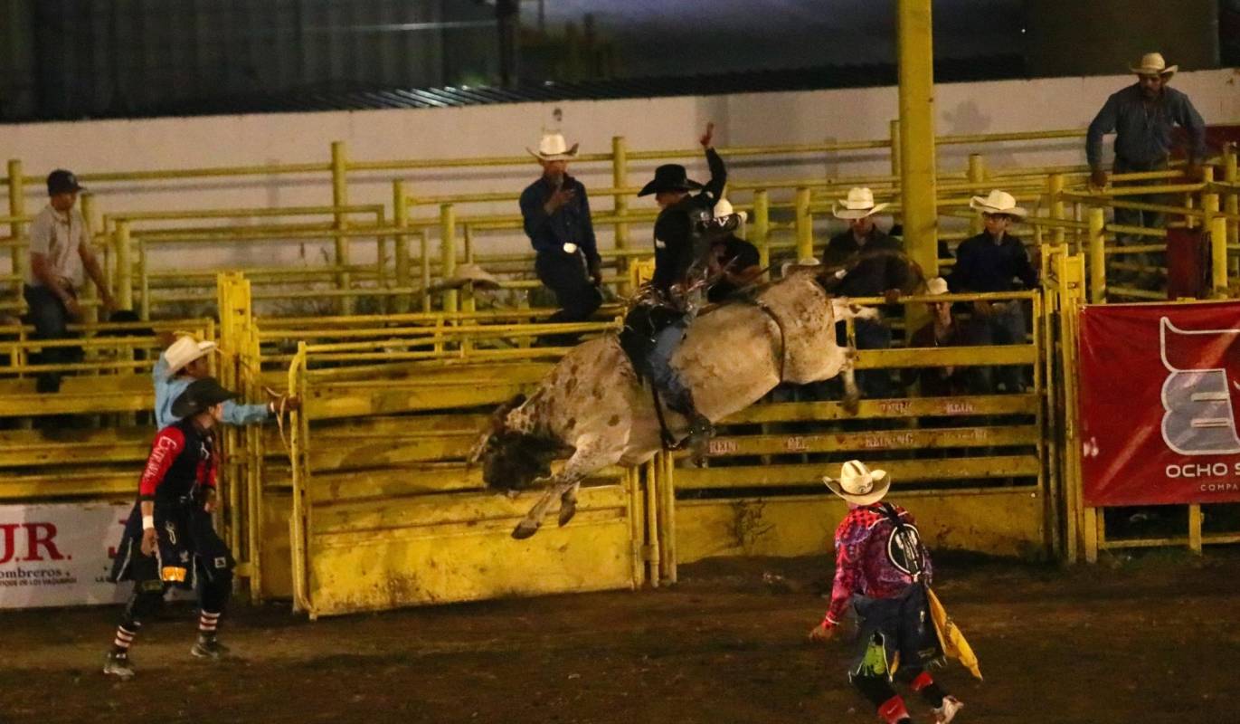 $!Francisco García fue el único que logró ganar la batalla ante su toro.