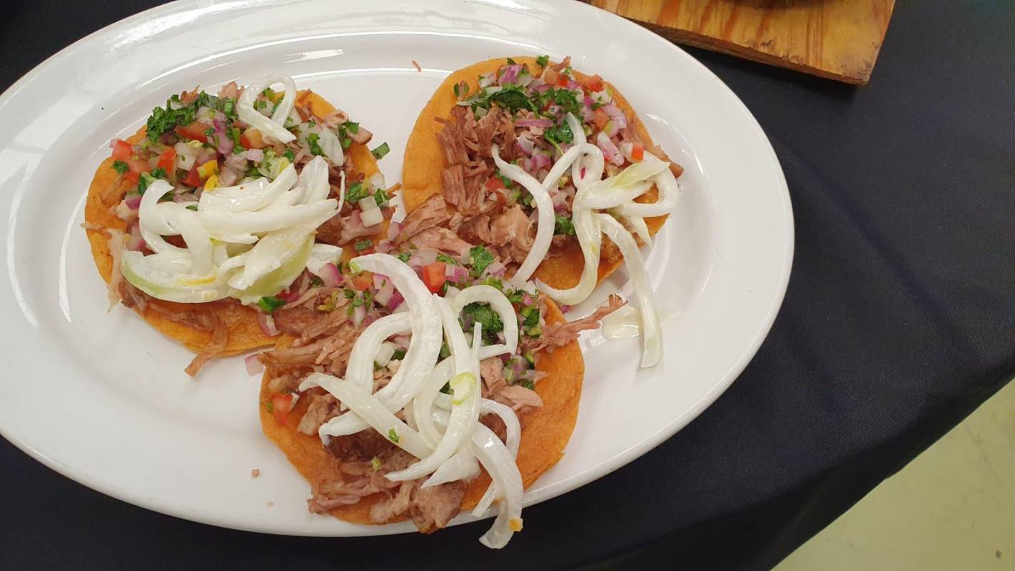 $!En deliciosos tacos, los asistentes pudieron degustar las carnitas.