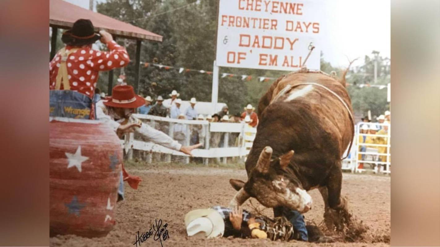 $!Tras completar un exitoso recorrido de 83 puntos sobre un toro llamado “Taking Care of Business”, Frost desmontó y aterrizó en el fango. El toro se revolvió y lo embistió con sus cuernos, rompiéndole varias costillas. Lane Frost murió a causa de las heridas sufridas, a los 25 años.