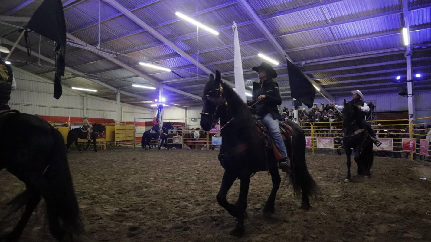 $!Realizan emocionante espectáculo de caballos de alta escuela en el marco del Rodeo Saltillo Expogan &amp; Fest