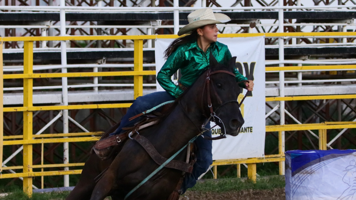 Rodeo Saltillo: ¡Ni la lluvia las detuvo! Barrileras dejan todo en el ruedo