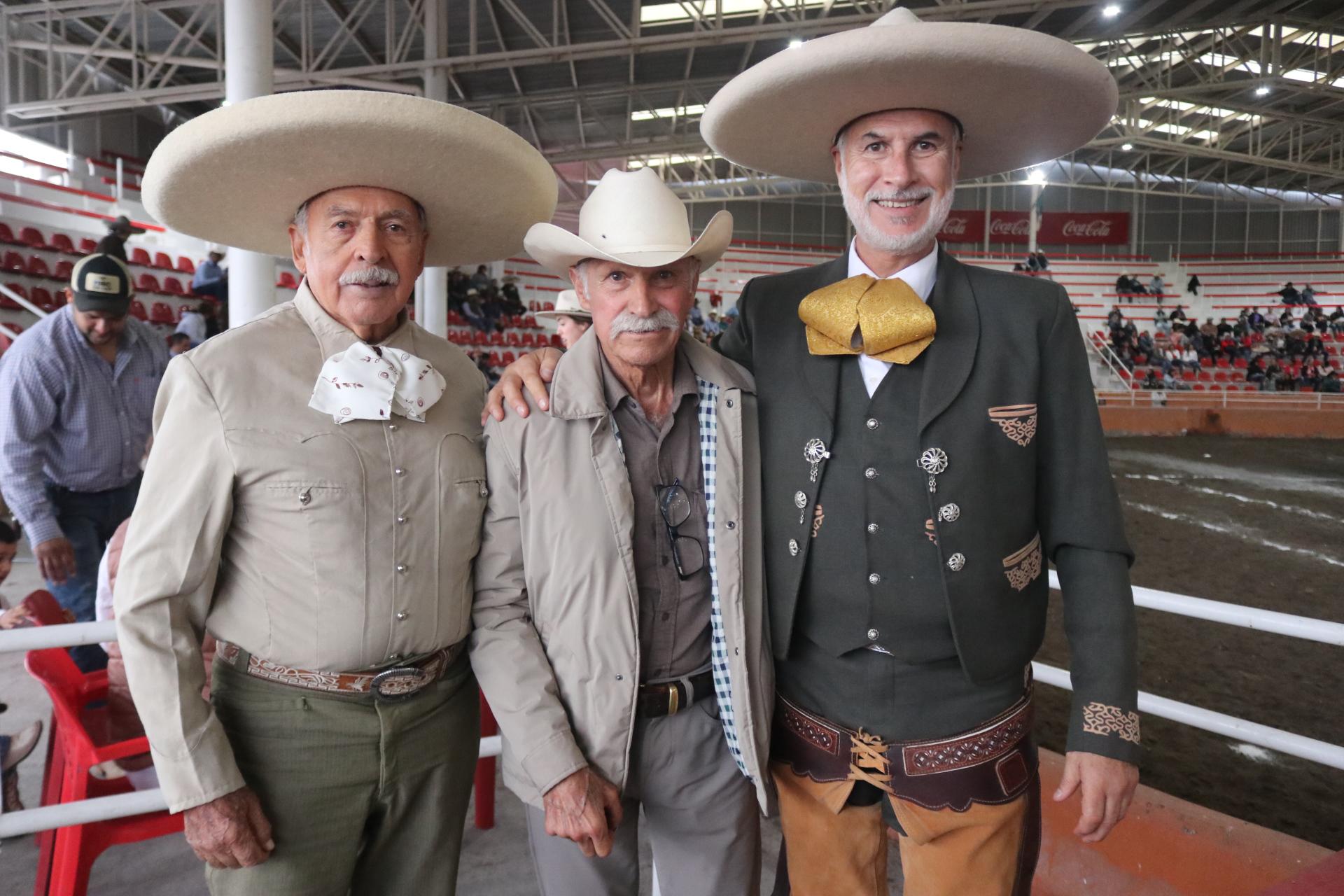 $!El charro completo e ícono de Saltillo, Don Macario González estuvo presente en el campeonato. Foto junto a Sergio Hernández y Francisco Romero.