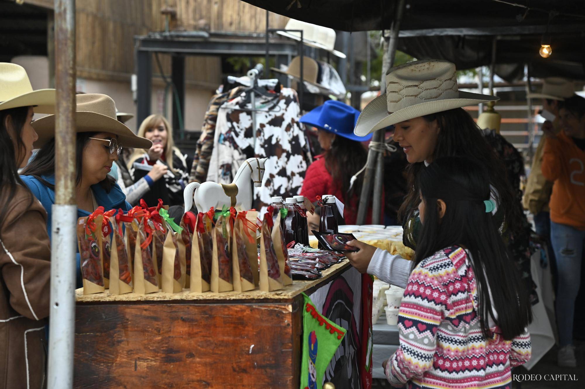 $!En Brío Natural se destinó un espacio para que comerciantes locales ofrecieran sus productos.