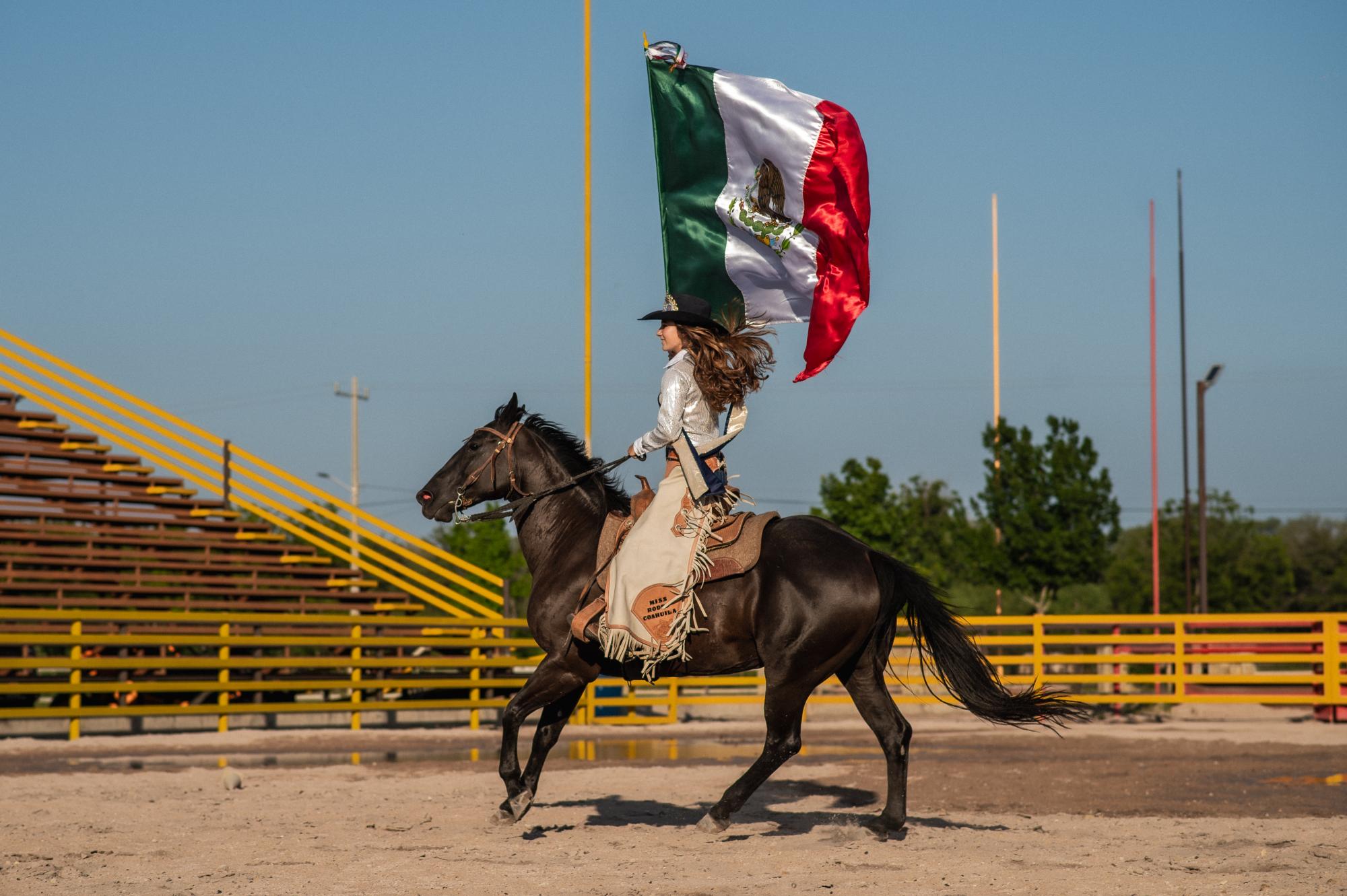 $!Las suertes de rodeo que realiza la mexicana, son Amarre de Chiva y Carrera de Barriles.