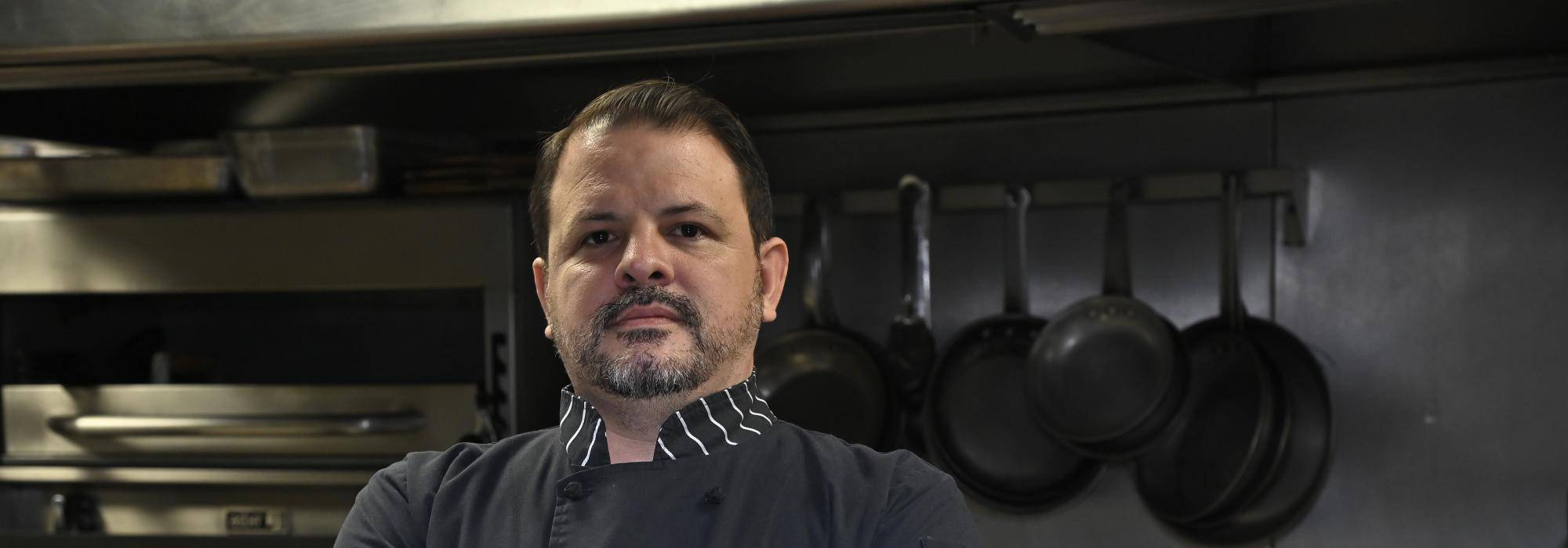 Jesús Roberto Navarro, un chef que transporta la cultura del asado por todo el país