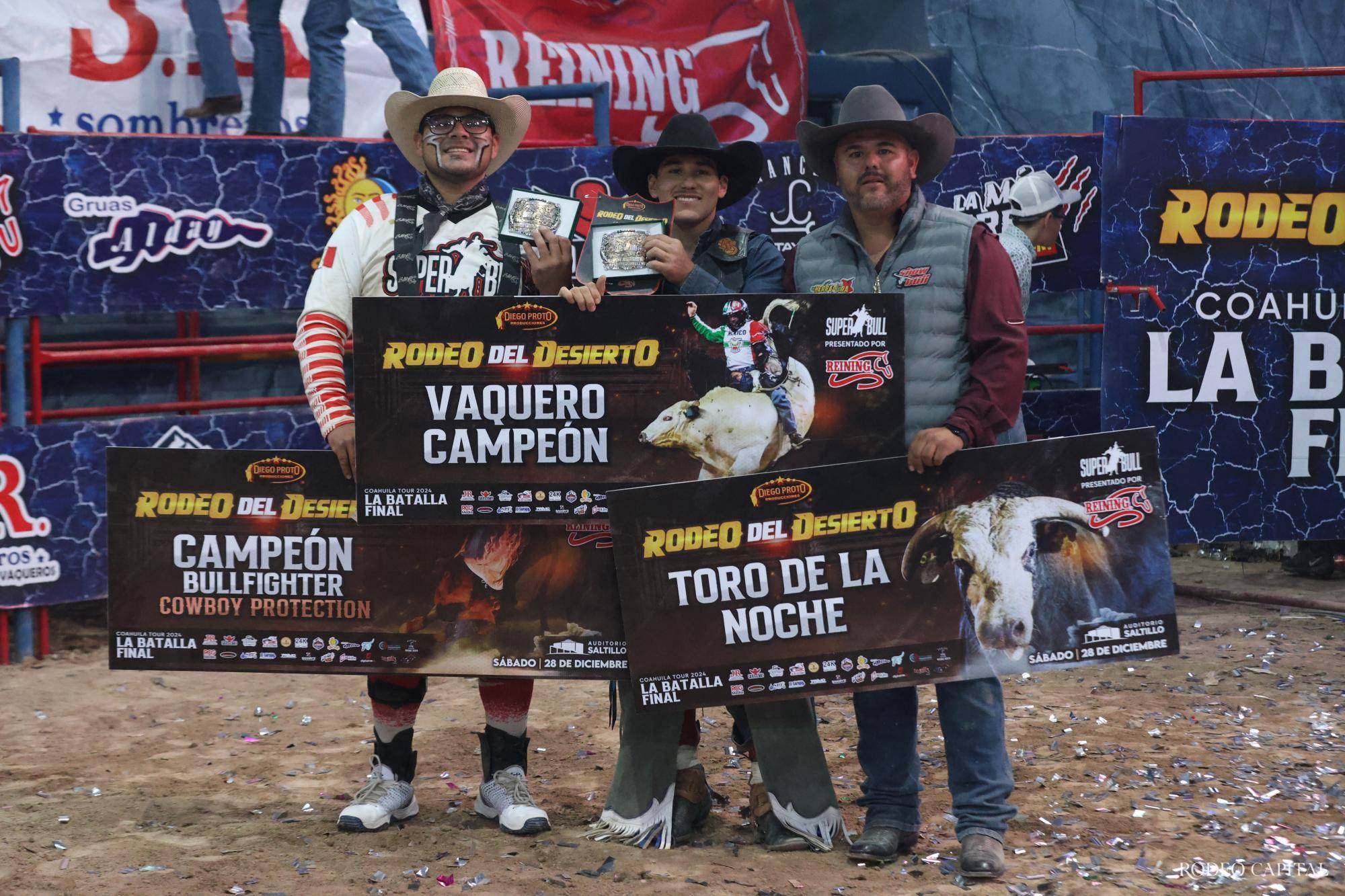 $!(Izq. a dcha.) Irving Leza, campeón de cowboy protection, Edgar Salazar, vaquero campeón y Eduardo Oyervides, dueño de la Ganadería La Herradura, campeón del Toro de la Noche con CatBird.