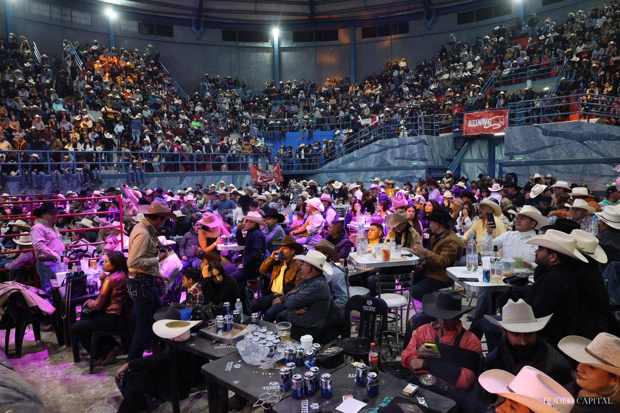 $!El Auditorio Saltillo estuvo lleno en el primer rodeo “indoor” de la ciudad.