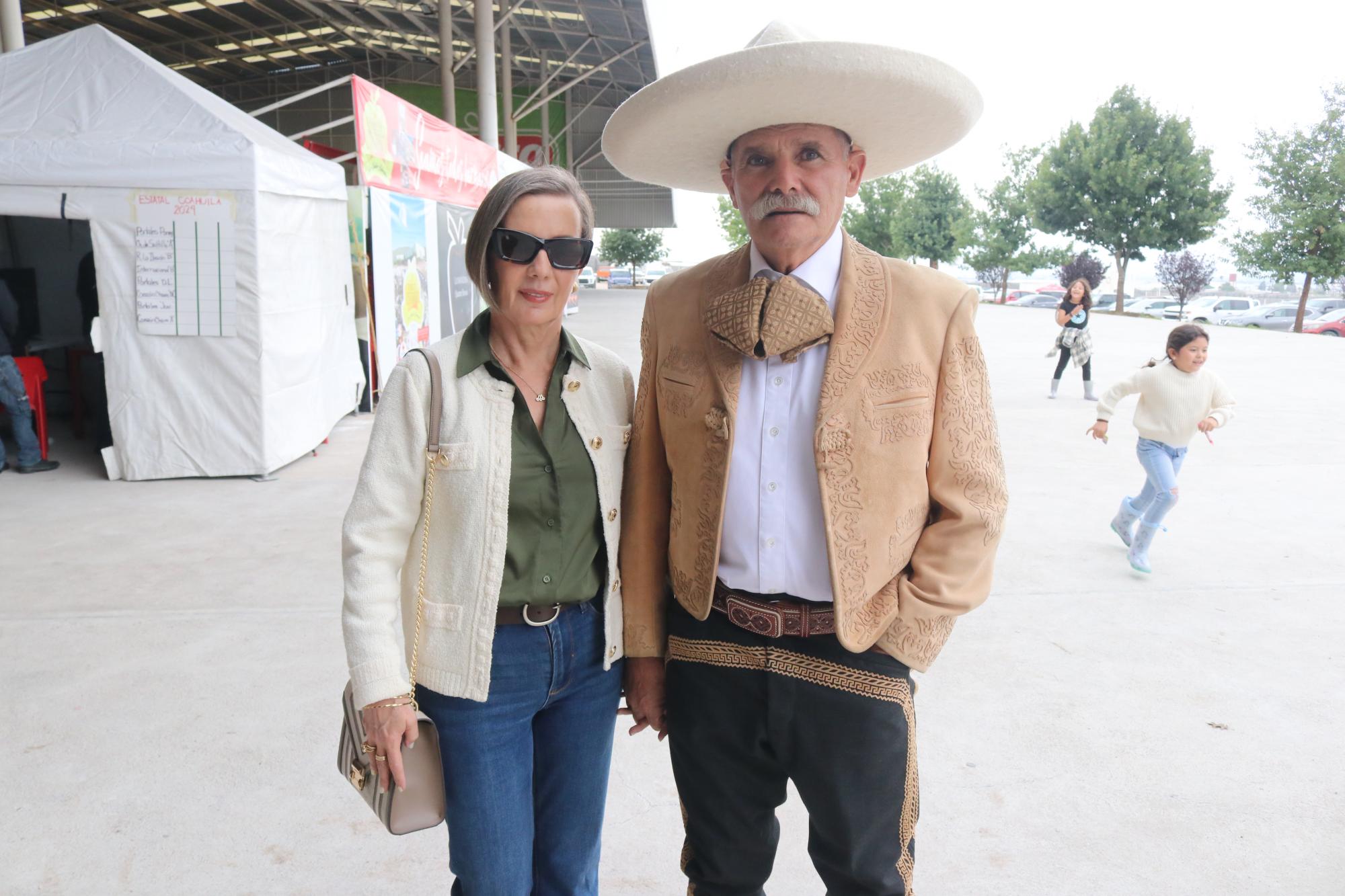 $!El MVZ Bernardo Martínez Aguilar, llegó a recibir su reconocimiento en compañía de su familia.