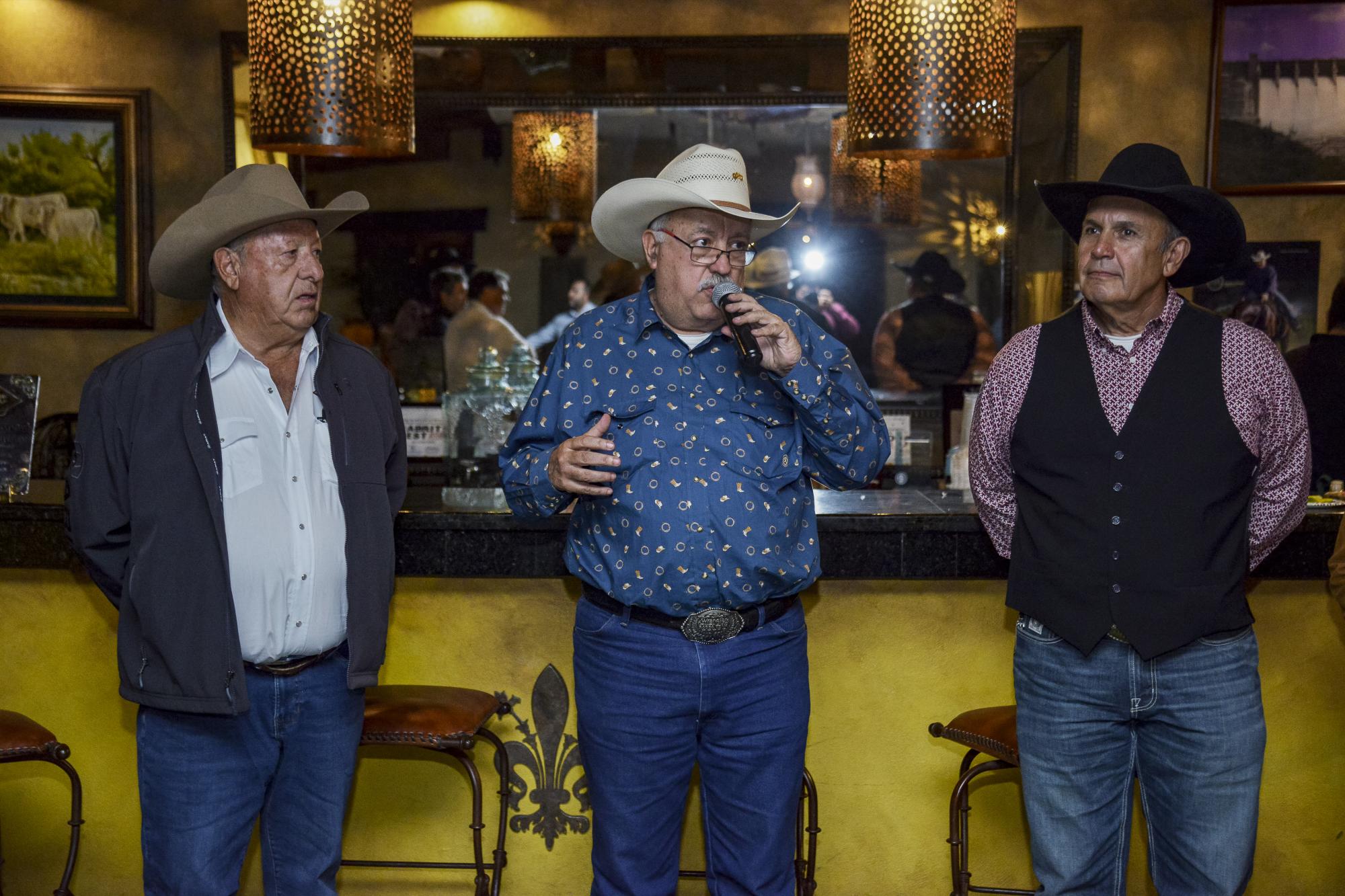 $!Eugenio Pachelli, a la izquierda, es una leyenda en este ámbito. En medio está Francisco Rebonato, el primero en tomar la palabra para reconocer el buen impacto que ha causado la revista Rodeo Capital. A la derecha, Florentino Garza, quien coordina el aspecto musical y cultural del Festival,