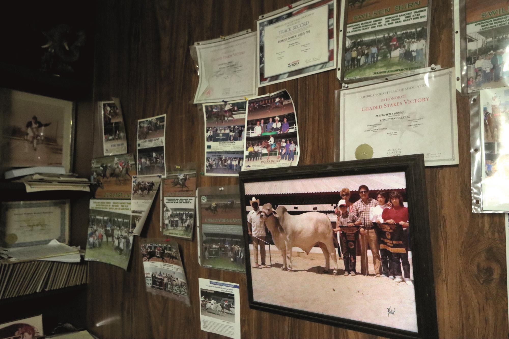 $!Don Everardo, su esposa, su hija María Susana, su compadre Urbano Santos y su caballo “Loves Surprise” que ganó el trial eliminatorio en Ruidoso Downs en Nuevo Mexico, EU en 1985.