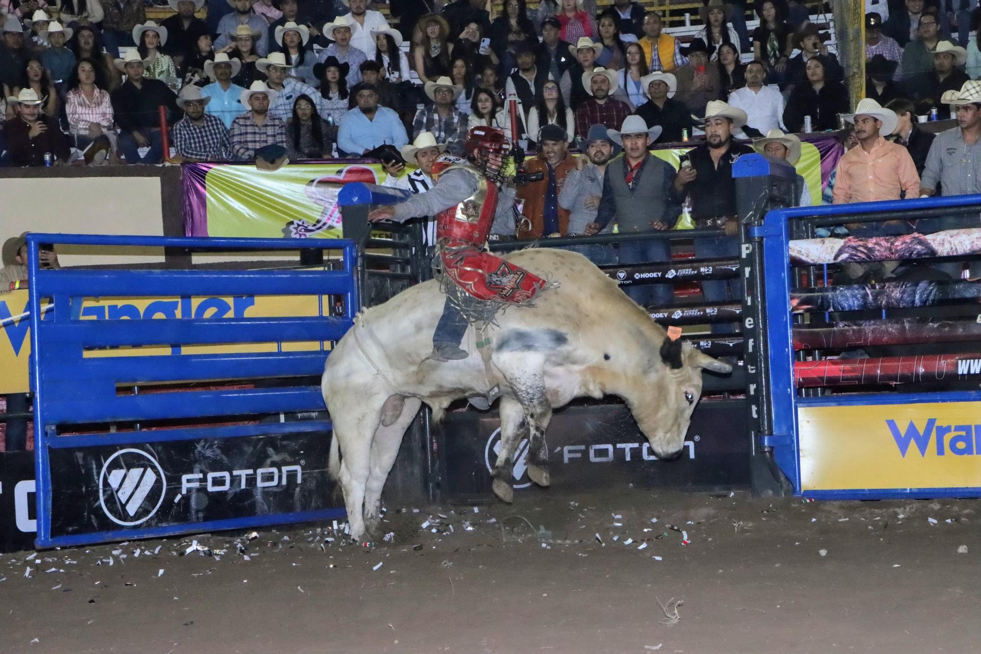 $!Cuernos Chuecos consigue nuevo tricampeón en Saltillo: Alfredo Ruvalcaba cierra año lleno de éxitos