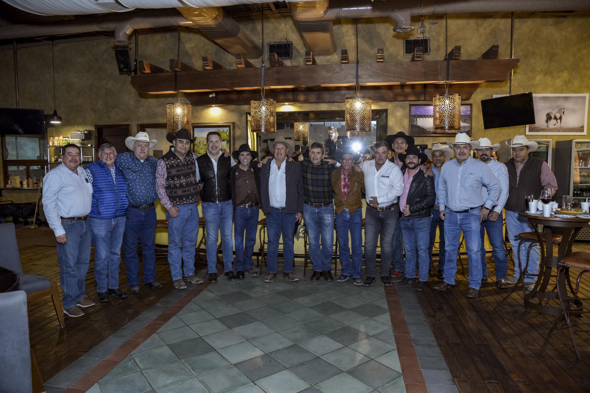 $!Al final de la sesión de agradecimientos, los invitados se tomaron una foto grupal. Lo que se ve ahí es la ante sala de una buena cena, buena bedida, pero que no haya confusión, lo mejor lo mejor fue la plática.