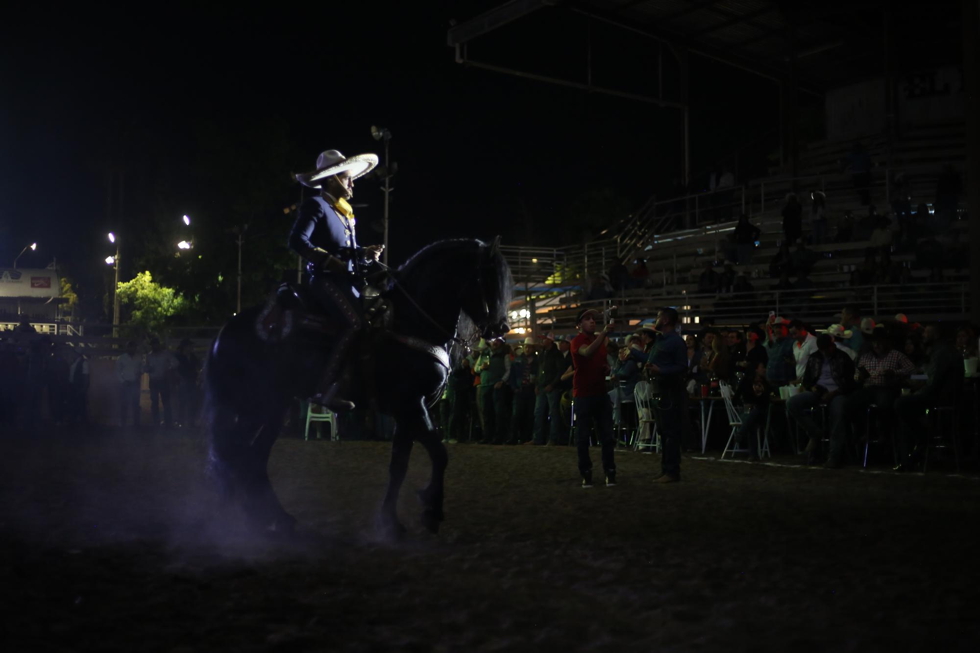 $!Diego Herrera protagonizó un espectáculo montado sobre su caballo.