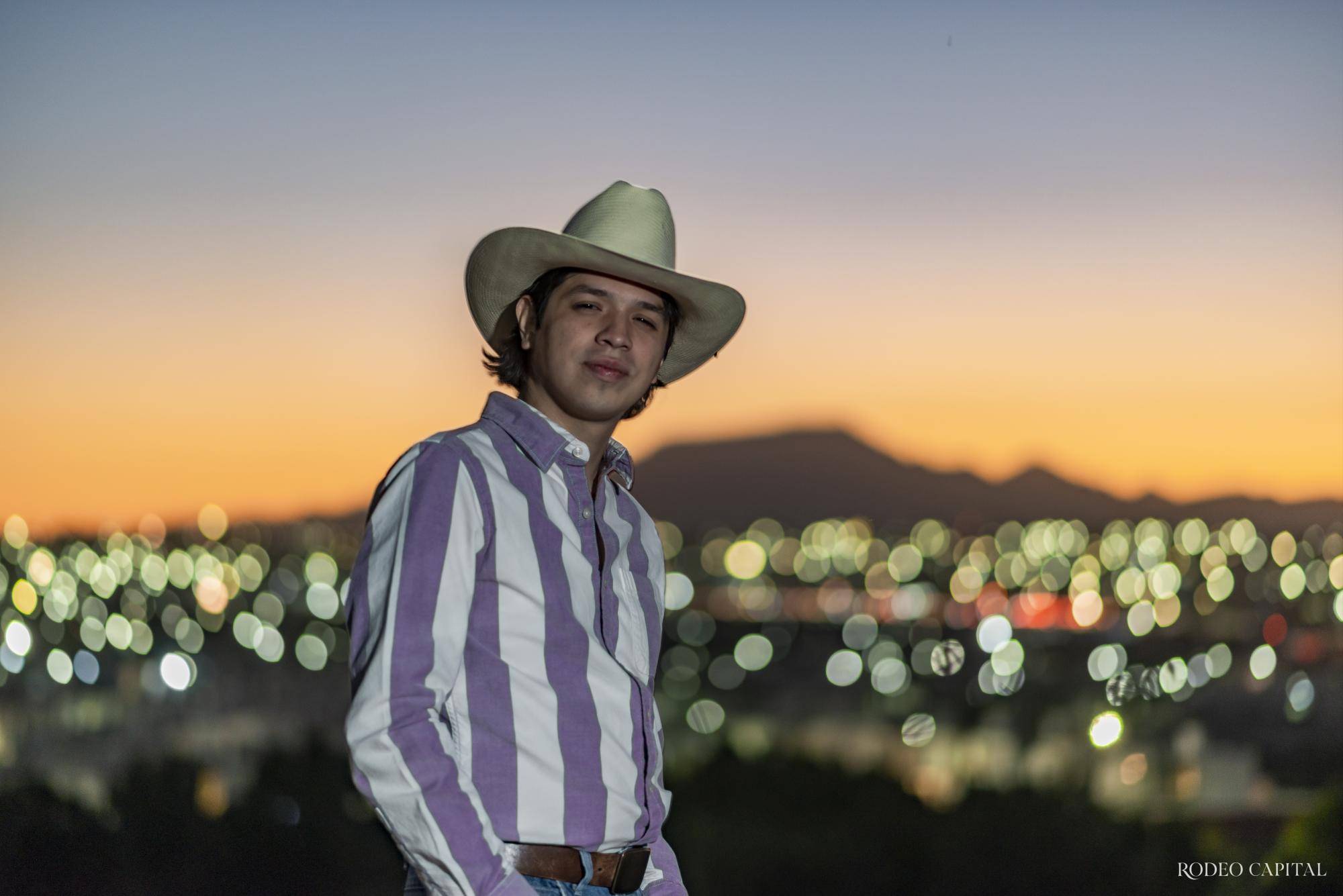 $!Emiliano Ortiz, el cantautor coahuilense que da la vuelta a México y Estados Unidos