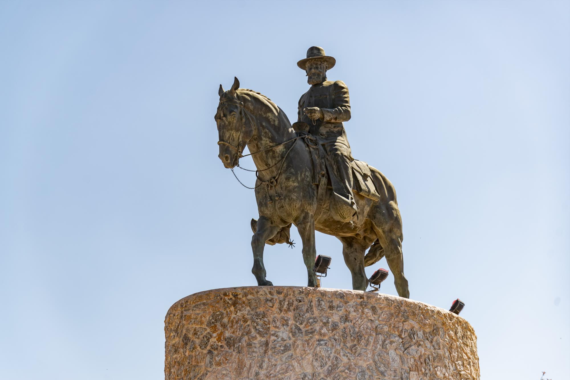 $!Estatua con las cuatro patas sobre la tierra.