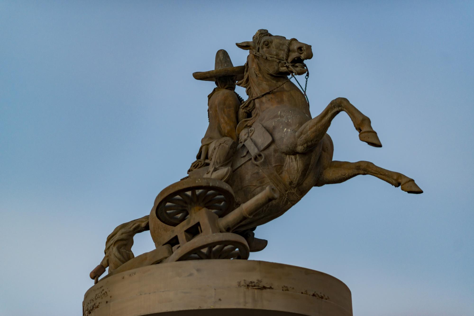 $!Estatua con las dos patas delanteras arriba.