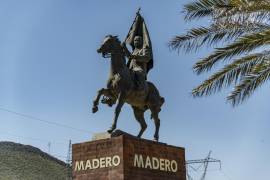 Según el mito, el jinete cuyo caballo tuviese una pata delantera levantada, habría muerto a causa de heridas de guerra.