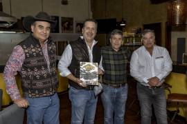 Saltillo, Coah. Mex. 12 de noviembre del 2024 El consejo del el Festival de Rodeo otorgó un reconocimiento al Director Armando Castillo, por la labor de difusión de las actividades de odeo y charrería en la revista Rodeo Capital