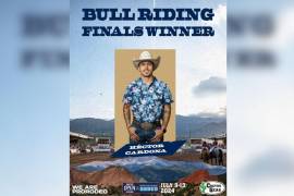 El campeón mexicano Héctor Cardona en acción durante su montada ganadora en el NFR Open 2024 en Colorado Springs.