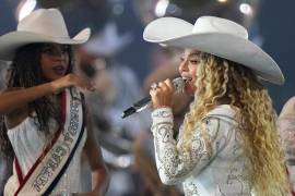 Beyoncé ofrece homenaje al oeste y al rodeo en el primer show del medio tiempo de la NFL en Navidad