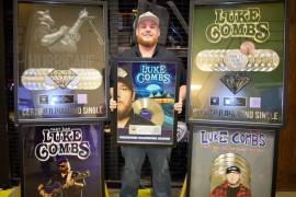 Luke Combs es el primer artista en conseguir tres sencillos country de diamante certificados por la RIAA