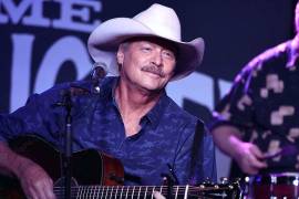 El primer álbum de Alan Jackson, ‘Here in the Real World’, se lanzó en 1990. Cuatro temas llegaron a los cinco primeros puestos de las listas estadounidenses, entre ellos ‘I’d Love You All Over Again’, que alcanzó el número uno.