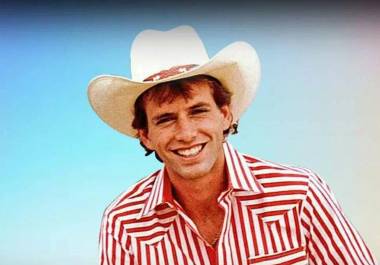 Lane Frost murió a causa de las heridas sufridas, a los 25 años.