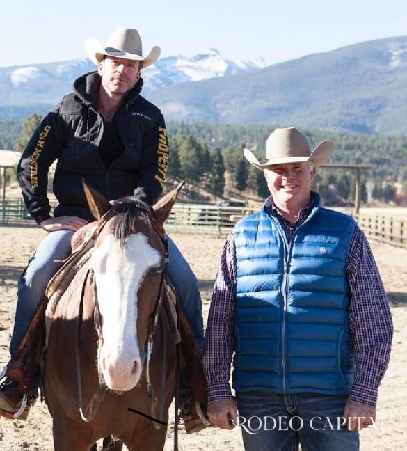 $!El guionista, director y productor de ‘Yellowstone’ Taylor Sheridan montando a Pale Black Gun junto a su entrenador de reining, Tom Foran.