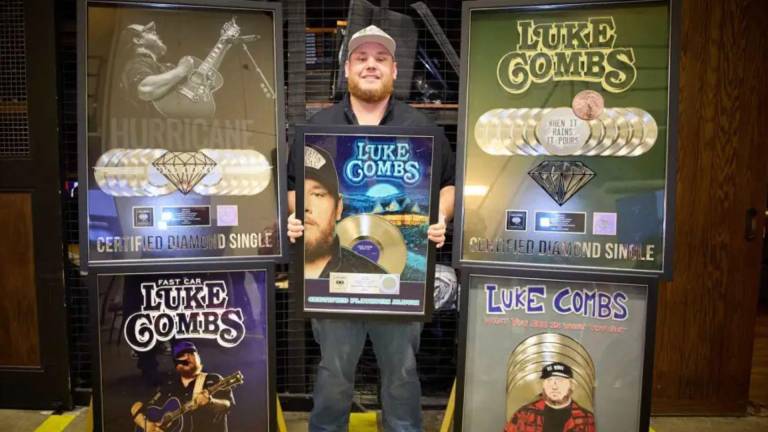 Luke Combs es el primer artista en conseguir tres sencillos country de diamante certificados por la RIAA